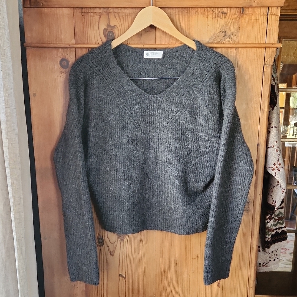 H&M Cropped Charcoal V-Neck Sweater